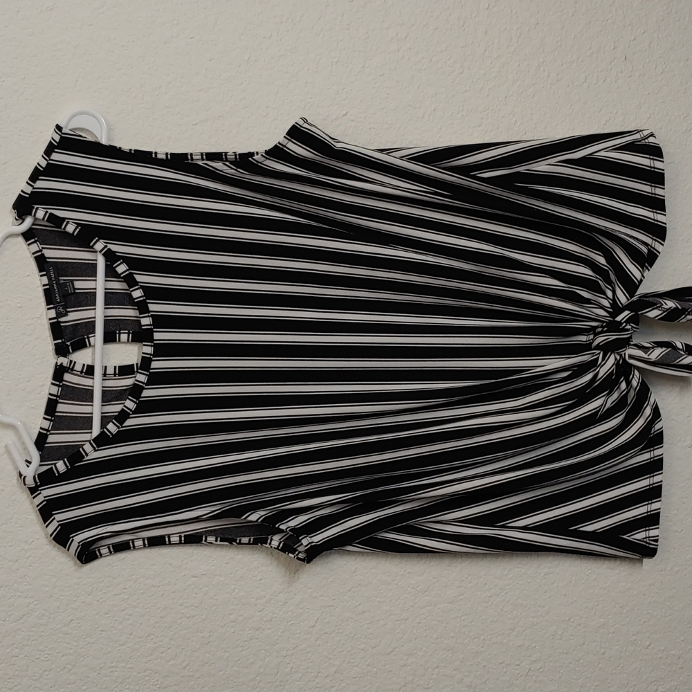 Adrianna Papell large, black and white sleeveless blouse with the front.